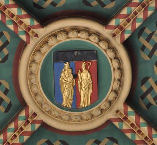Clé de voûte dans la nef : La Vierge et l'Enfant avec l'évêque saint Laud