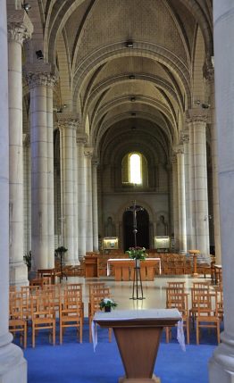 La nef vue depuis la chapelle du Saint-Sacrement