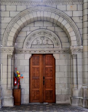 Porte néoromane dans le couloir du sanctuaire