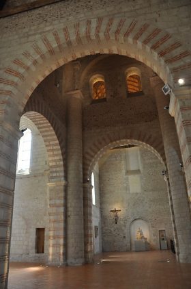 Le transept et ses grands arcs massifs du Xe siècle