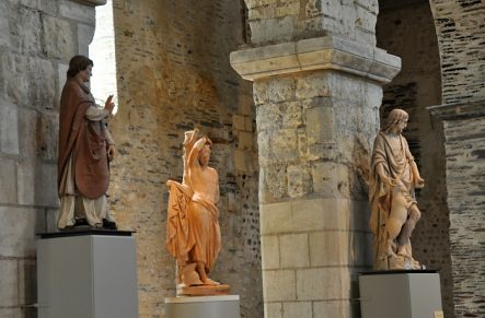 Statues et vieilles pierres dans la nef