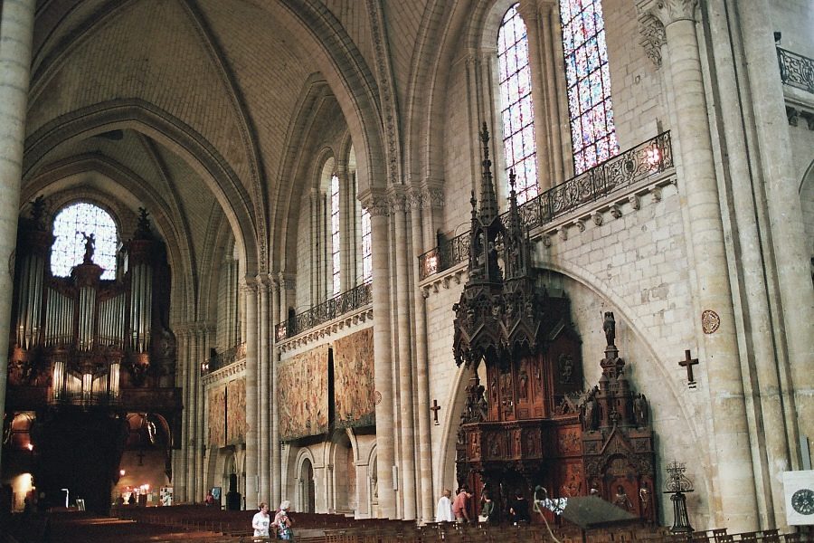 La nef de la cathédrale Saint-Maurice avec quelques tapisseries