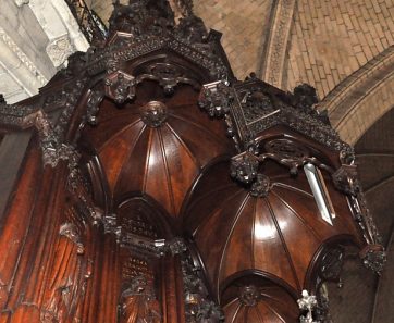 Les deux abat–son rappellent astucieusement le gothique angevin des voûtes