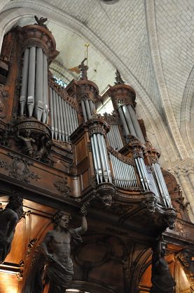 L'orgue de tribune et les atlantes