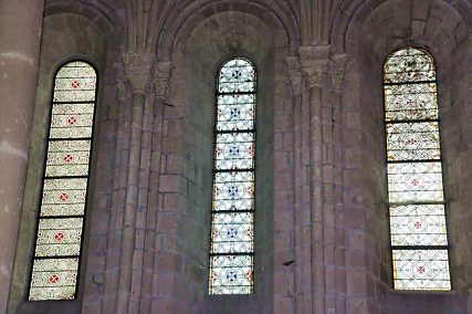 Vue d'ensemble des trois vitraux du XIIIe siècle sur le côté  nord du chœur