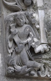Un ange sculpté dans la pierre