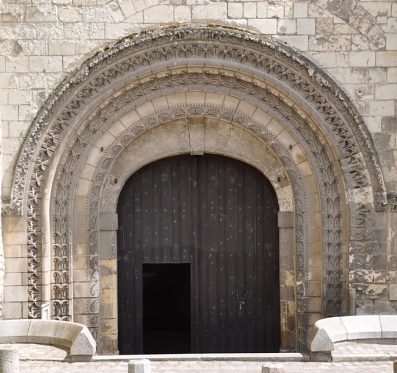 Le portail roman de la façade (restauré au XIXe siècle)