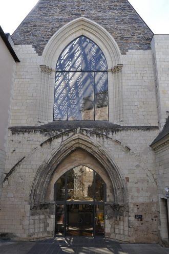 La porte d'entrée en style gothique