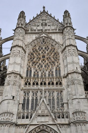 La partie supérieure de la façade sud en gothique flamboyant