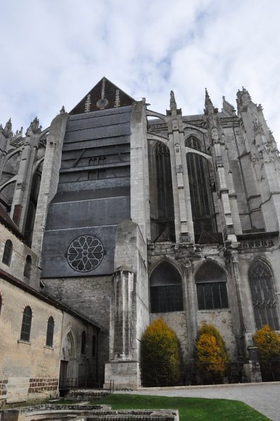 La «façade» occidentale de la cathédrale de Beauvais est une simple paroi couverte de tuiles