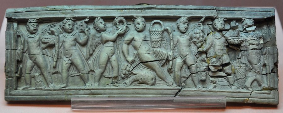 Plaque sculptée d'un triomphe de Bacchus enfant