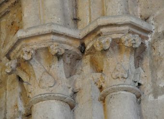 Chapiteaux dans la chapelle Notre-Dame