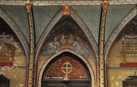 Dessins polychromes sur la façade intérieure de l'église  (deux anges au-dessus du portail central)