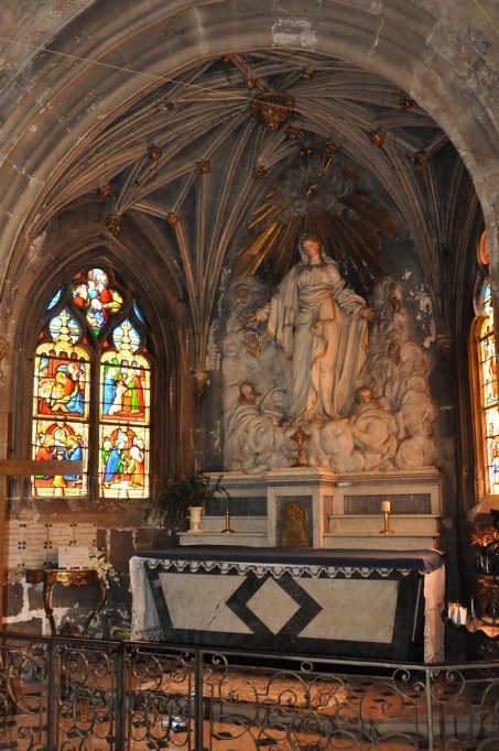 La chapelle axiale et son autel surmonté d'une Vierge en gloire  au milieu d'angelots
