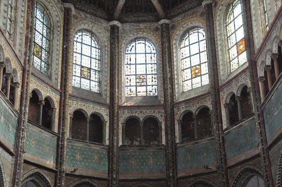 L'abside et ses verrières blanches du XVIIe siècle
