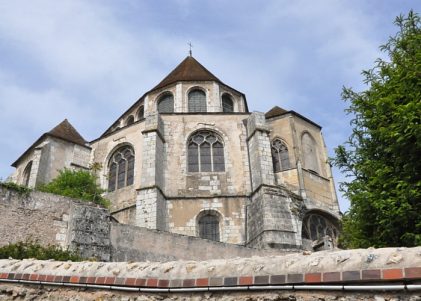Le chevet de l'église Saint-Aignan s'appuie sur le rempart restauré  au IXe siècle
