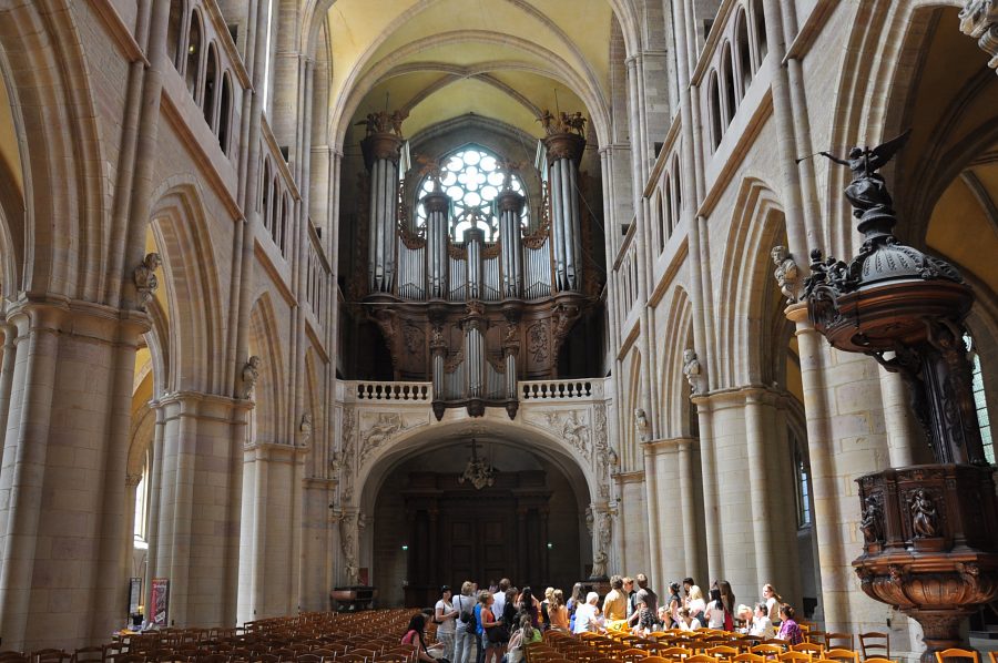 Vue de la nef et du grand orgue depuis la croisée du transept