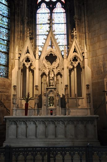Le retable en pierre calcaire de la chapelle du Saint-Sacrement