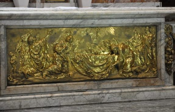 Bas-relief en bronze doré du maître-autel