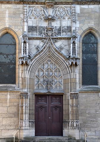 Porte en gothique flamboyant sur le côté sud