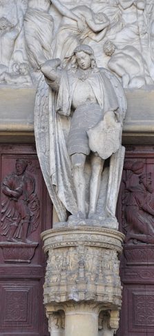 La statue du XVIe siècle de saint Michel