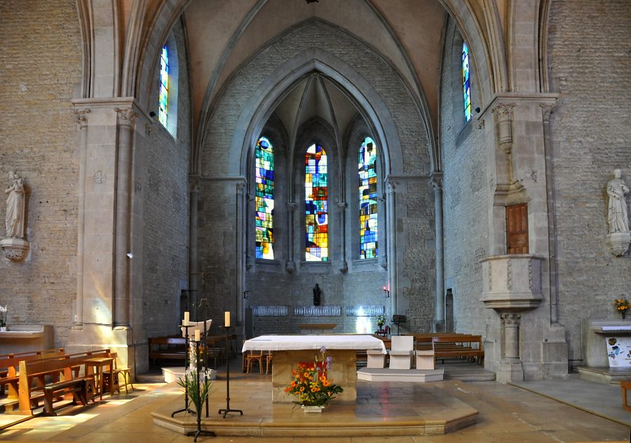 Le choeur et les vitraux de l'abside