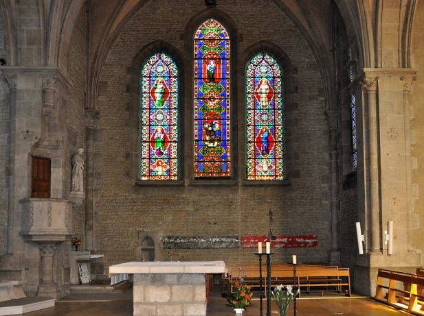 Le croisillon droit du transept et l'autel