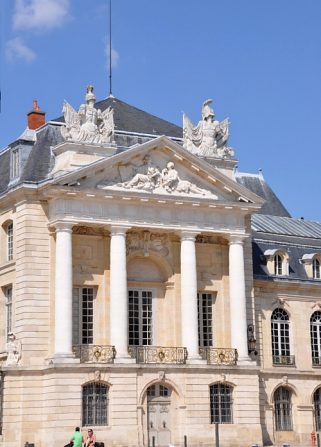 Le palais des Ducs de Bourgogne, place de la Libération