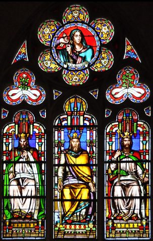 Vitrail de la baie 22 dans la chapelle de la Vierge : trois rois de Juda  (Manassès, Ezéchias, Johathan) avec Judith en médaillon
