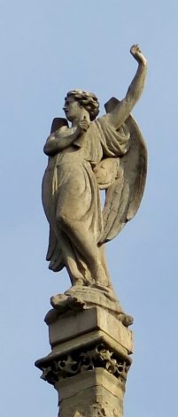 L'archange Saint-Michel trône sur le pignon