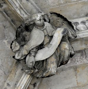 Les ogives devant le portail principal sont ornées du tétramorphe. Ici l'ange de Mathieu.