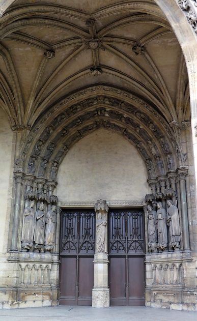 Le portail principal du porche occidental de l'église