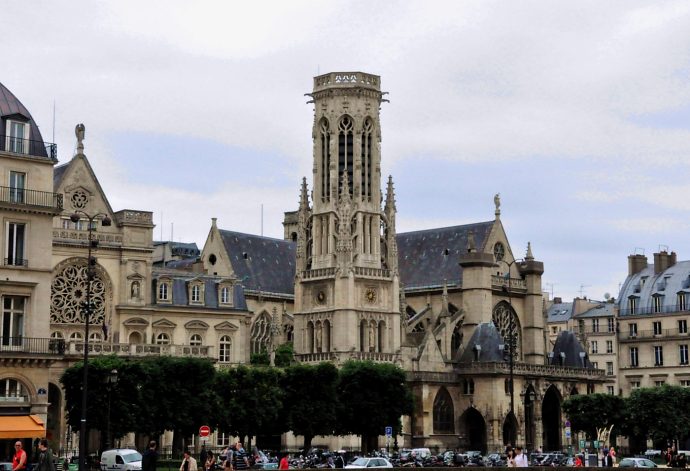 En face du le Louvre, de gauche à droite : l'ancienne mairie du 1er arrondissement de Paris, le beffroi élevé par Théodore Ballu entre 1858 et 1861 et l'église Saint–Germain l'Auxerrois