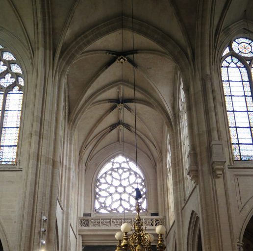 Les piles de la croisée à l'est et à l'ouest ne présentent pas la même architecture. Le croisillon nord du transept en donne un exemple.