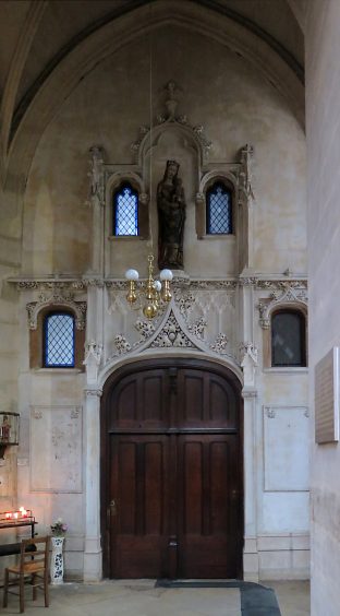 Porte avec ornementation néo-gothique dominée par la Vierge à l'oiseau du XVe siècle