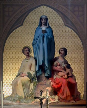 Peinture murale du XIXe siècle représentant les trois Vertus théologales, Espérance, Foi et Charité, dans une chapelle du déambulatoire sud