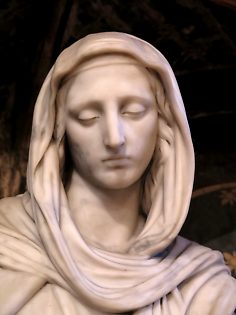 Le visage concentré de la Vierge qui retire la couronne d'épines de la tête de son Fils dans la Piéta d'Hipplyte Bonnardel