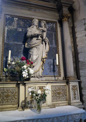 Statue de la Vierge à l'Enfant dans la chapelle Notre-Dame de Bonne Garde