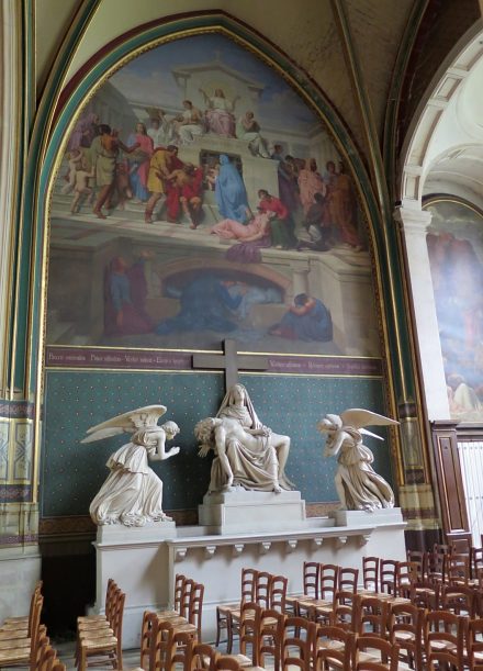 La Piéta de Jean–Pierre Cortot (1787–1843) est entourée des anges adorateurs de Lebœuf–Nanteuil