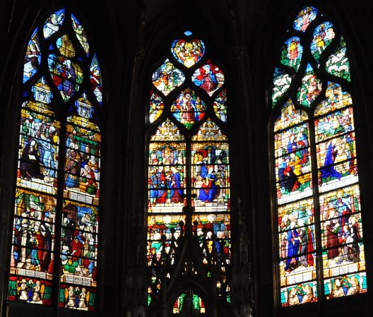 Les vitraux des trois baies centrales de la chapelle de la Vierge  sont dus à Jean Chastellain, 1517.