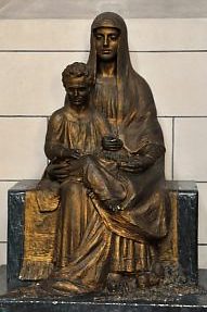 Statue d'une Vierge à l'Enfant.
