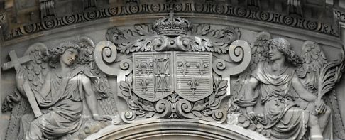 Le fronton curviligne est sculpté aux armes de France (les lis) et de Navarre (la chaîne)