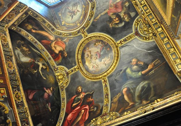 La voûte de la chapelle Sainte-Anne avec les quatre évangélistes qui entourent la scène du couronnement de la Vierge