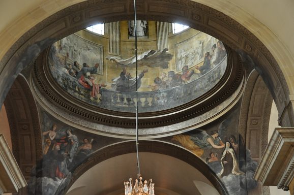 Vue d'ensemble de la coupole depuis l'allée centrale avec les deux pendentifs
