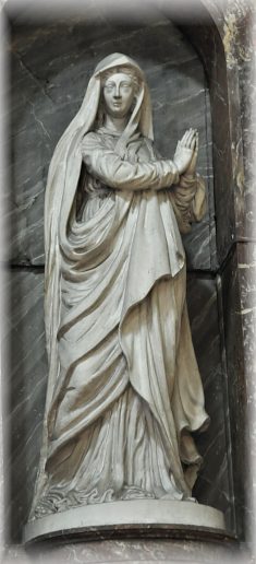 Statue de sainte Thérèse d'Avila (?) à droite du retable