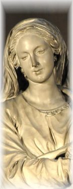 La Vierge à L'Enfant de Jean-Baptiste Pigalle, détail