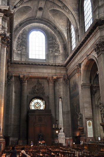 Le transept gauche et le fameux gnomon astronomique