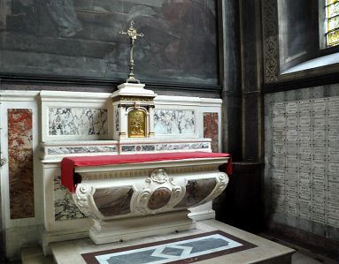 L'autel de la chapelle Sainte-Anne