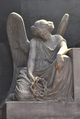 L'ange à gauche de la Pietà