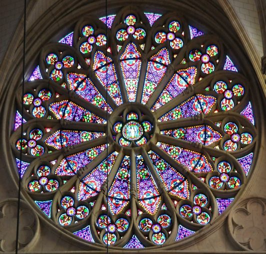 La rose du croisillon gauche du transept est l'œuvre d'Émile Thibaut
